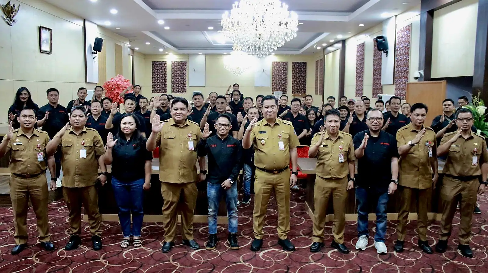 Wakil Gubernur Sulut, Drs Steven OE Kandouw bersama para pejabat foto bersama Pengurus dan anggota JIPS. Ist