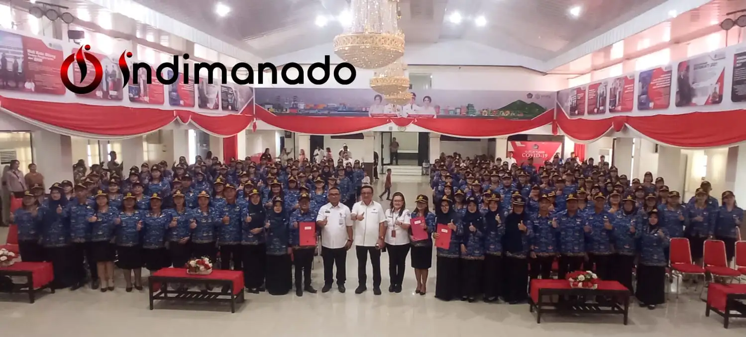 Walikota Bitung, Ir. Maurits Mantiri MM bersama para guru. Foto Ridho L Tobing/indimanado.com