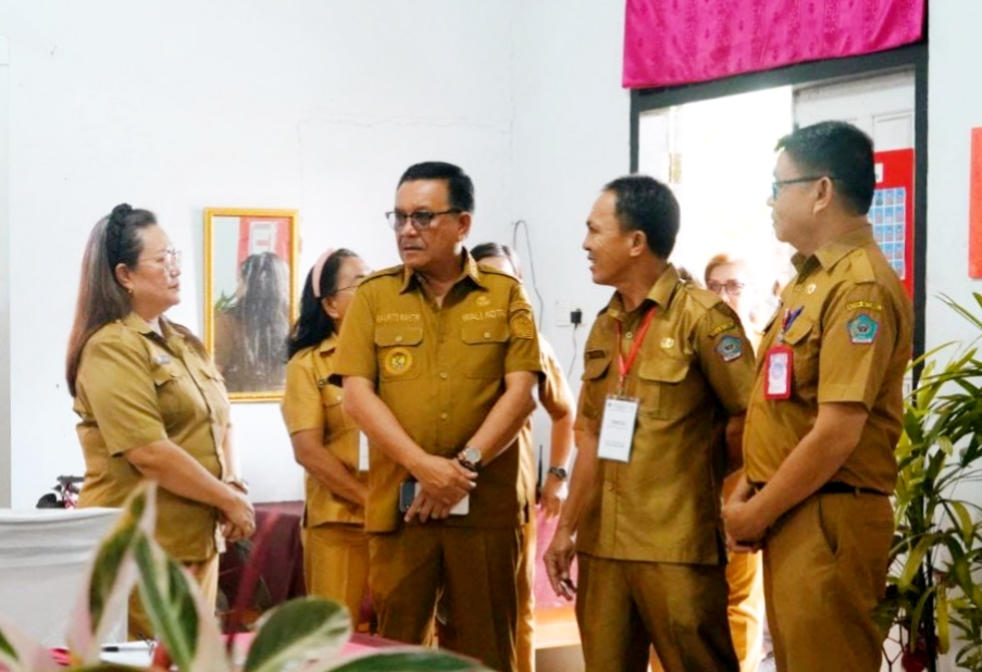 Walikota Bitung, Ir Maurits Mantiri MM bersama Kadis Pendidikan dan Kebudayaan Kota Bitung, Fonny Tumundo SPd MPd tinjau Asesmen Nasional di SMP Negeri 6 Bitung. Foto: Istimewa