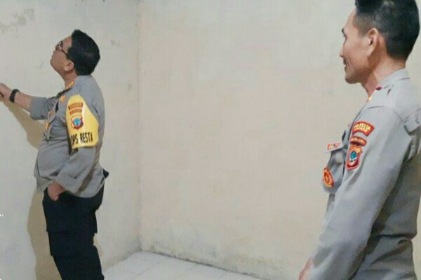 Kapolres Kota Manado, Kombes Pol Julianto Sirait, saat inspeksi Rutan Polsek Wanea. Foto: Istimewa