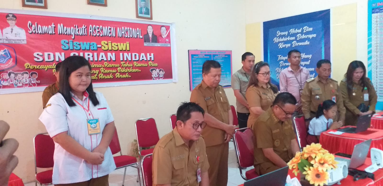 Walikota Bitung, Ir. Maurits Mantiri MM bersama Sekda Ir. Ign Rudy Theno ST MT saat buka ANBK Tingkat SD Se-Kota Bitung di SDN Girian Indah. (Foto: Istimewa)