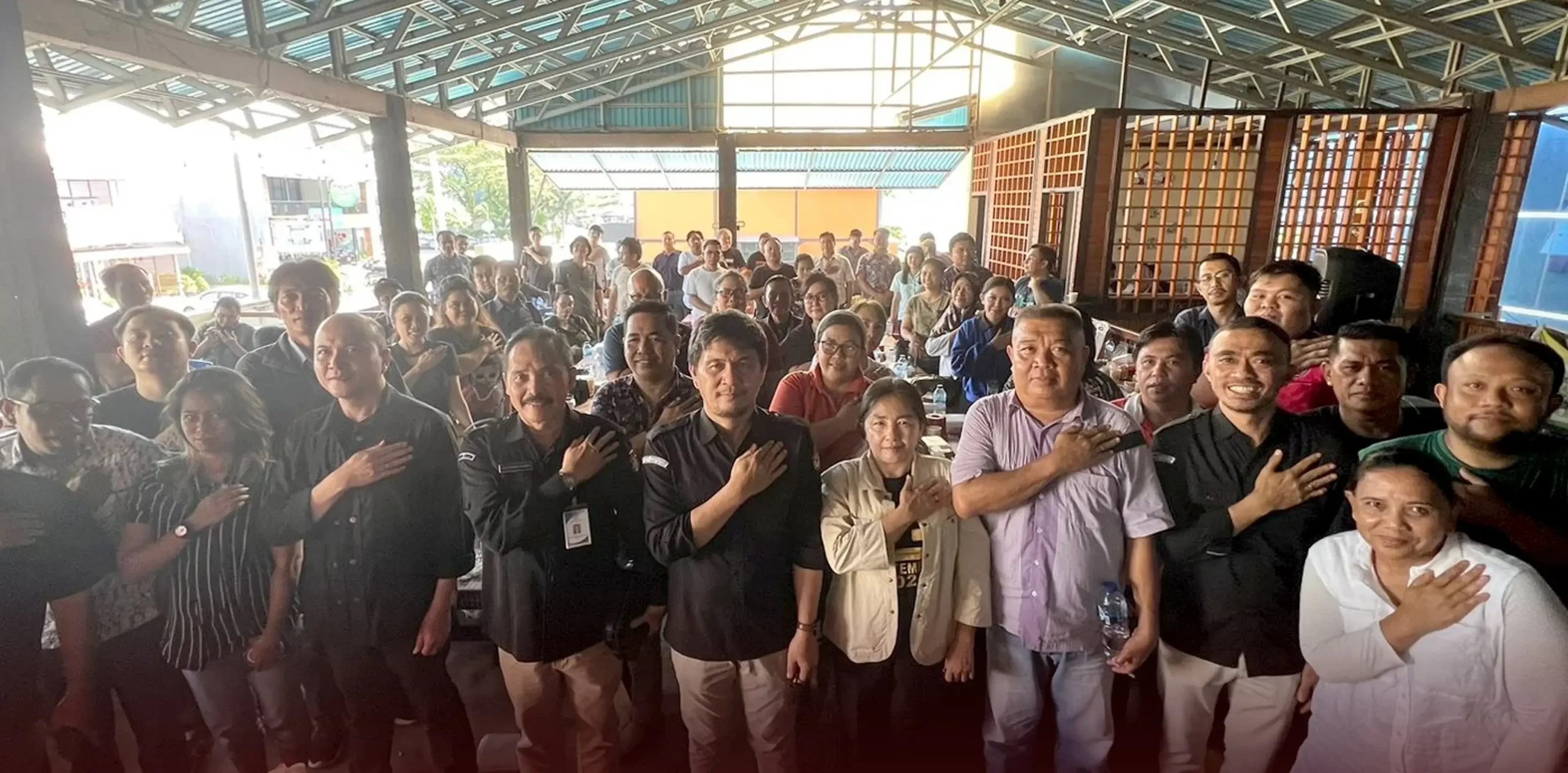 Foto bersama KPU Sulut dan Insan Pers usai Media Gathering di Manado. Istimewa