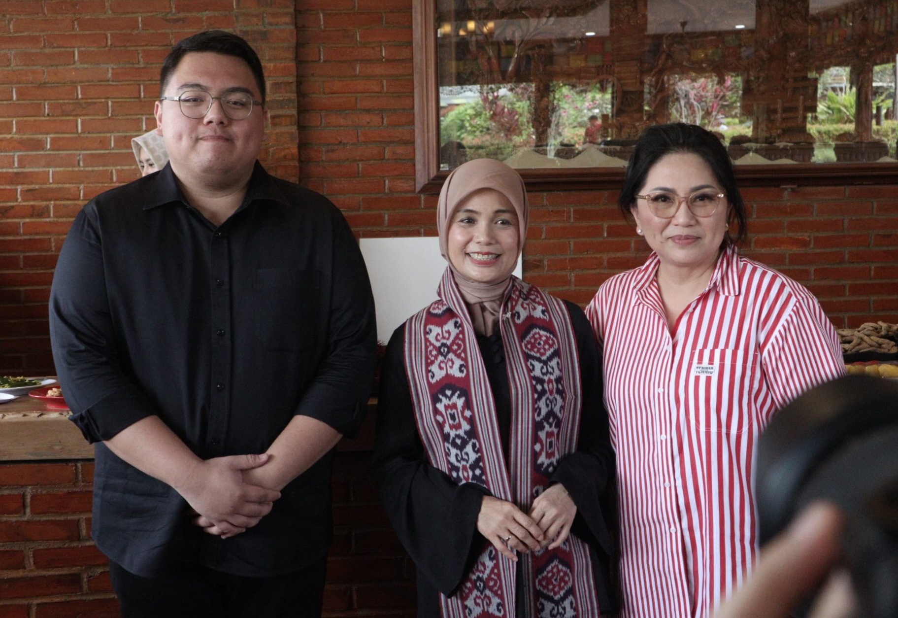 Rio Dondokambey bersama Siti Atikoh Suprianti (tengah), Rita Dondokambey-Tamuntuan di sela-sela acara silaturahmi dengan para tokoh lintas agama se-Sulut, di Minahasa Utara, Rabu (17/1/2024). Ist