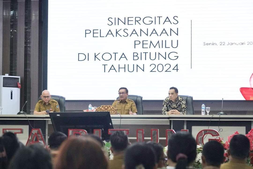 Rakor Sinergitas Pelaksanaan Pemilu 2024 di Kota Bitung dihadiri Walikota Bitung, Ir. Maurits Mantiri, MM bersama Ketua KPU Kota Bitung, Deslie Sumapouw. (foto: Istimewa)