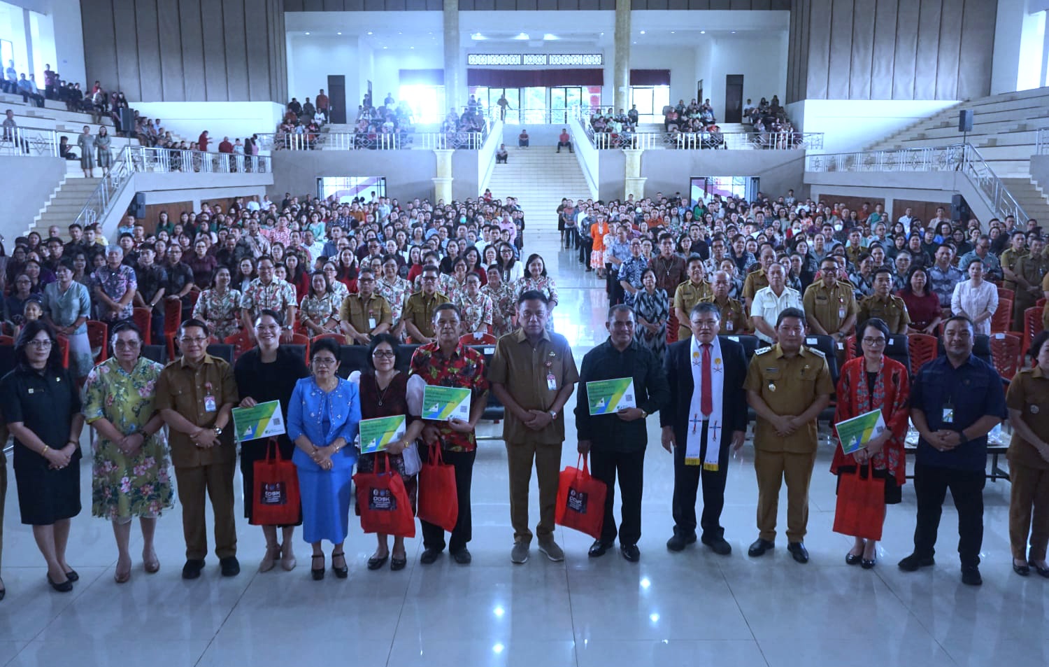 Penyerahan simbolis Asuransi Perkasa. Ist