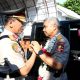 Kapolda Sulut yang lama Irjen Pol Setyo Budiyanto dan pejabat Kapolda Sulut yang baru Irjen Pol Yudhiawan. Ist