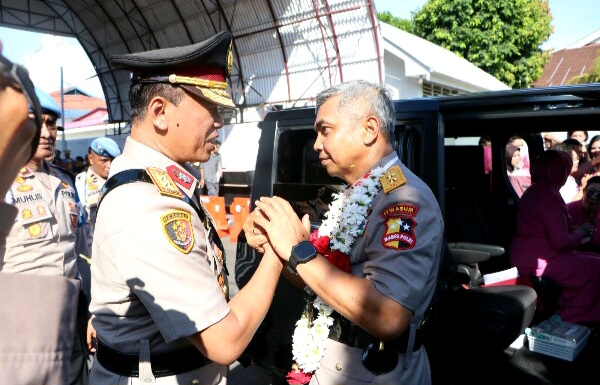 Kapolda Sulut yang lama Irjen Pol Setyo Budiyanto dan pejabat Kapolda Sulut yang baru Irjen Pol Yudhiawan. Ist
