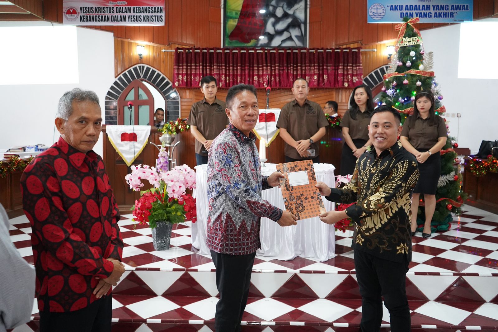 Bupati Franky Donny Wongkar Menerima SK Ketua Umum Panitia Perkemahan Raya Pemuda KGPM Tahun 2024