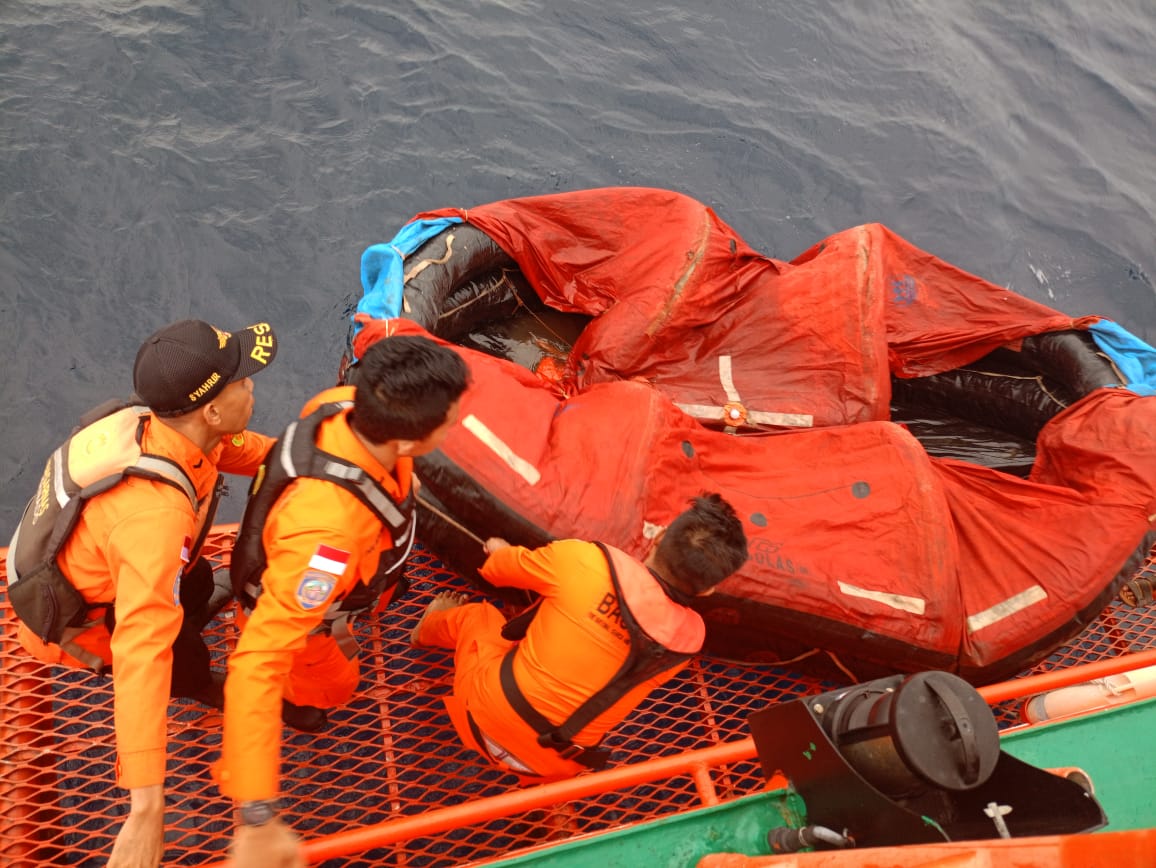 Basarnas Temukan Sekoci Tanpa Awak, Diduga Milik Kapal LCT Bora V Yang Hilang di Perairan Tagulandang