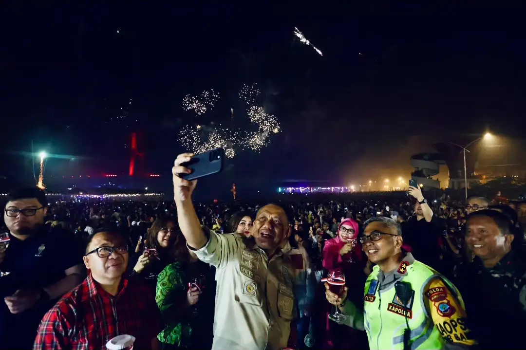 Gubernur Sulut Olly Dondokambey di perayaan Pesta Kembang Api menyambut tahun baru 2024.