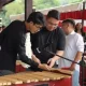 Muhammad Zinedine Alam Ganjar bersama Rio Dondokambey saat bermain kolintang. Ist