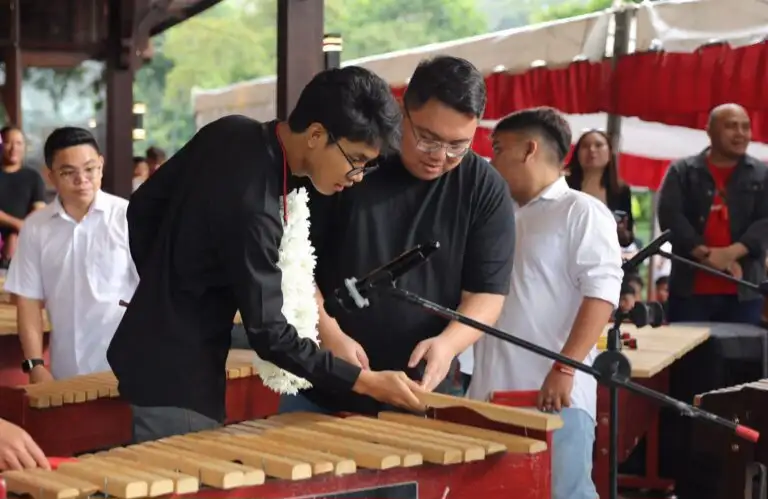 Muhammad Zinedine Alam Ganjar bersama Rio Dondokambey saat bermain kolintang. Ist