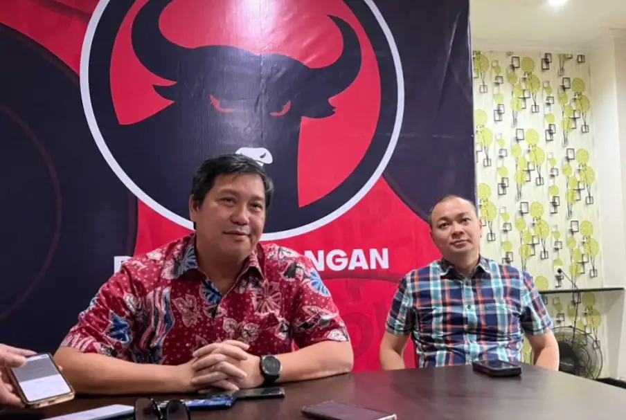 Ketua Badan Pemenangan Pemilu PDIP Sulawesi Utara (Sulut), Drs Steven OE Kandouw bersama Sekretaris DPD PDIP Sulut Reza Rumambi saat jumpa pers di Kantor DPD PDIP Sulut lama, Senin (15/1/2024). Istimewa
