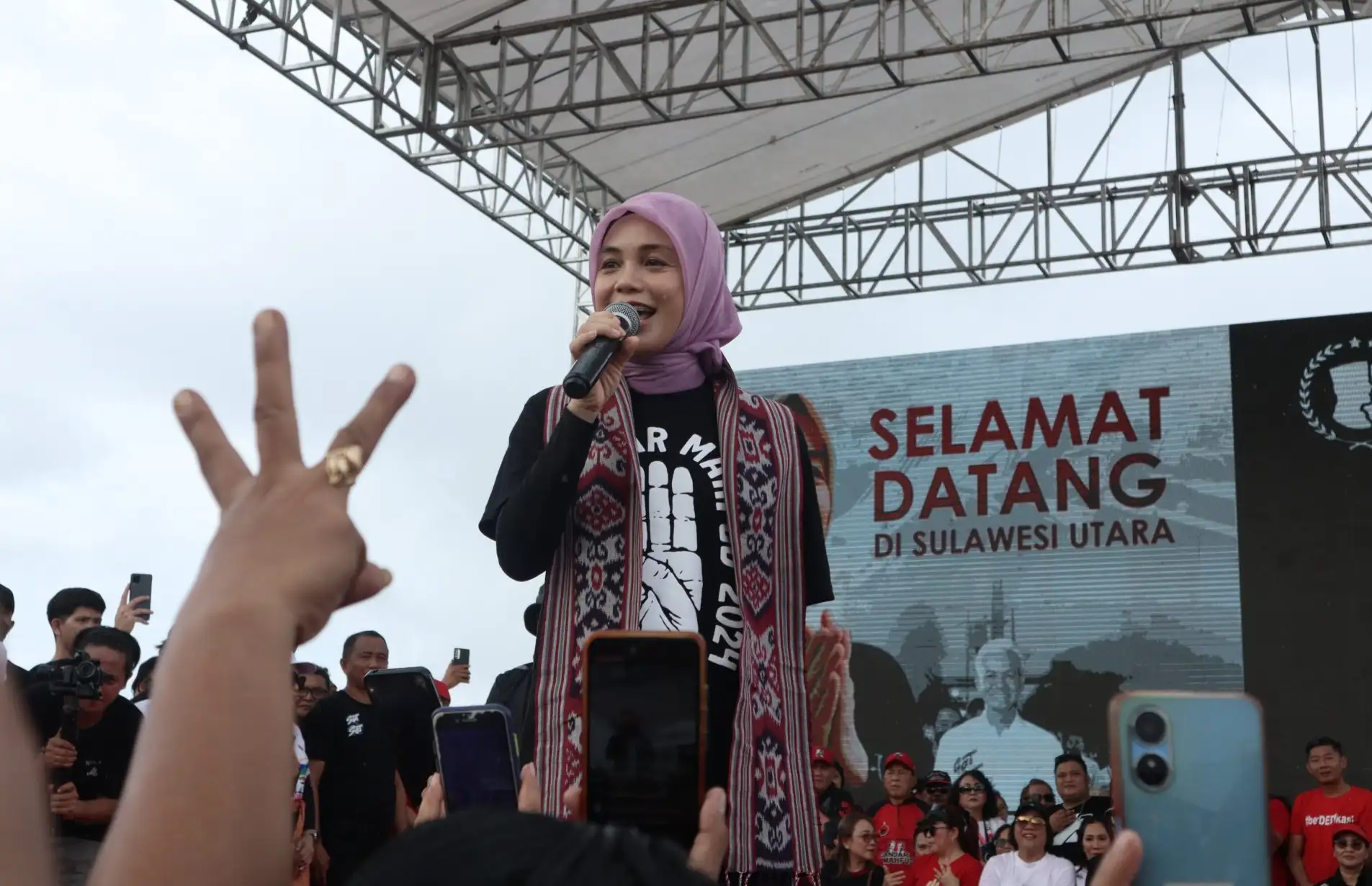 Istri Ganjar Pranowo, Siti Atikoh Suprianti pada acara Senam Ceria dan Line Dance Massal di Kawasan Megamas, Manado, Rabu (17/1/2024). Istimewa