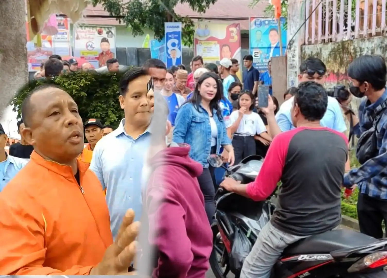 Ketua Tim Relawan BePro (Bersama Prabowo) Sulawesi Utara, Hillary Brigitta Lasut yang juga Caleg DPR RI dari Partai Demokrat Dapil Sulut saat di Pasar Bersehati Manado. Istimewa