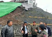 Tinjau Lokasi Longsor, Bupati FDW Harap Masyarakat Waspada dan Berhati-hati