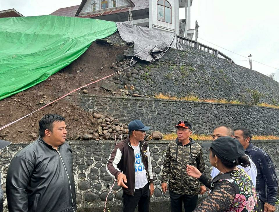 Bupati FDW Saat Meninjau Lokasi Longsor Di Desa Tewasen