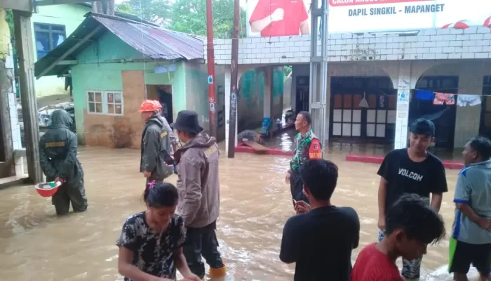 Babinsa Kodim Manado Evakuasi Warga Ternate Tanjung yang Terdampak Banjir