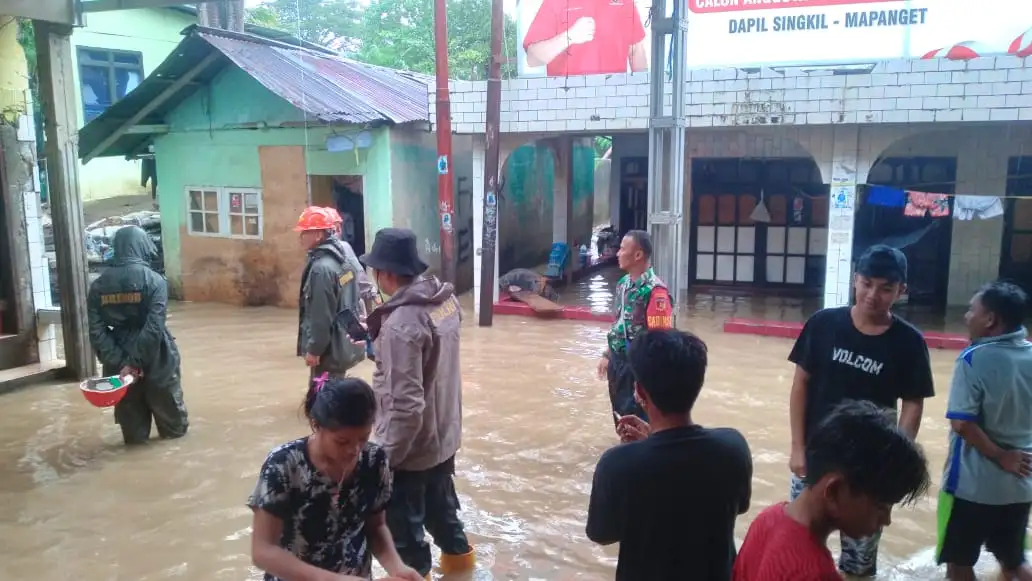 Evakuasi warga yang terjebak banjir di Ternate Tanjung, Kecamatan Singkil, Kota Manado, Minggu (21/1/2024). Foto: Kodim 1309/Manado