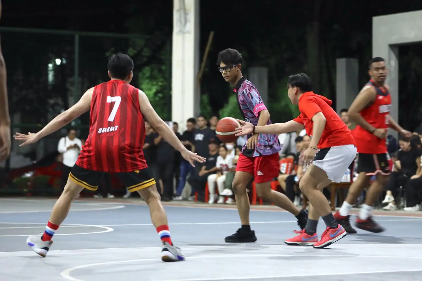 Alam Ganjar terlihat tengah bermain basket bersama Tim Pekan Olahraga Nasional (PON) Sulawesi Utara.