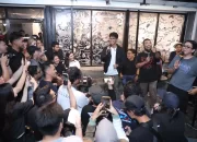 Alam Ganjar Meriahkan Malam di Esspecto Coffee Manado: Diskusi Seru dan Aksi Memukau