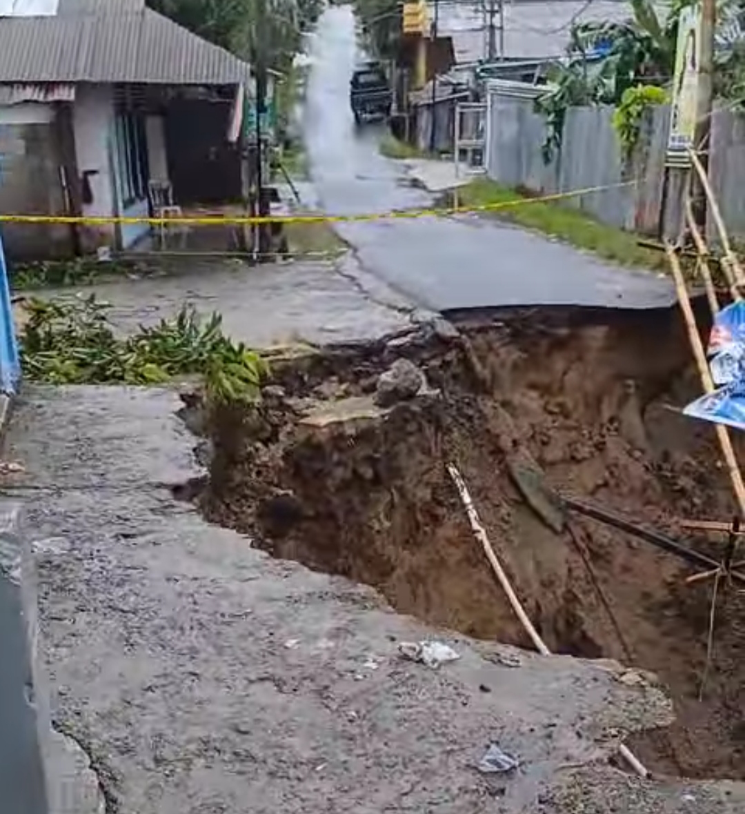 Jembatan Di Buha Terbawa Longsor, Akses Jalan Di Tutup Sementara