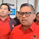 Sekretaris Jenderal (Sekjen) PDI Perjuangan (PDIP), Hasto Kristiyanto didampingi Ketua Bappilu PDIP Sulut, Drs Steven OE Kandouw dan Ketua DPC PDIP Minsel, Franky Donny Wongkar.