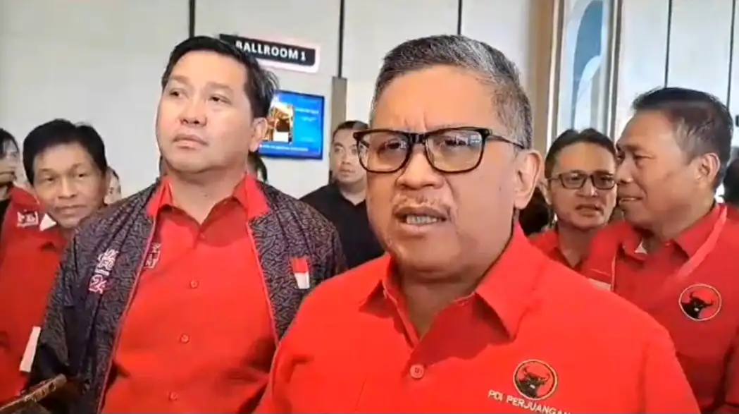 Sekretaris Jenderal (Sekjen) PDI Perjuangan (PDIP), Hasto Kristiyanto didampingi Ketua Bappilu PDIP Sulut, Drs Steven OE Kandouw dan Ketua DPC PDIP Minsel, Franky Donny Wongkar.