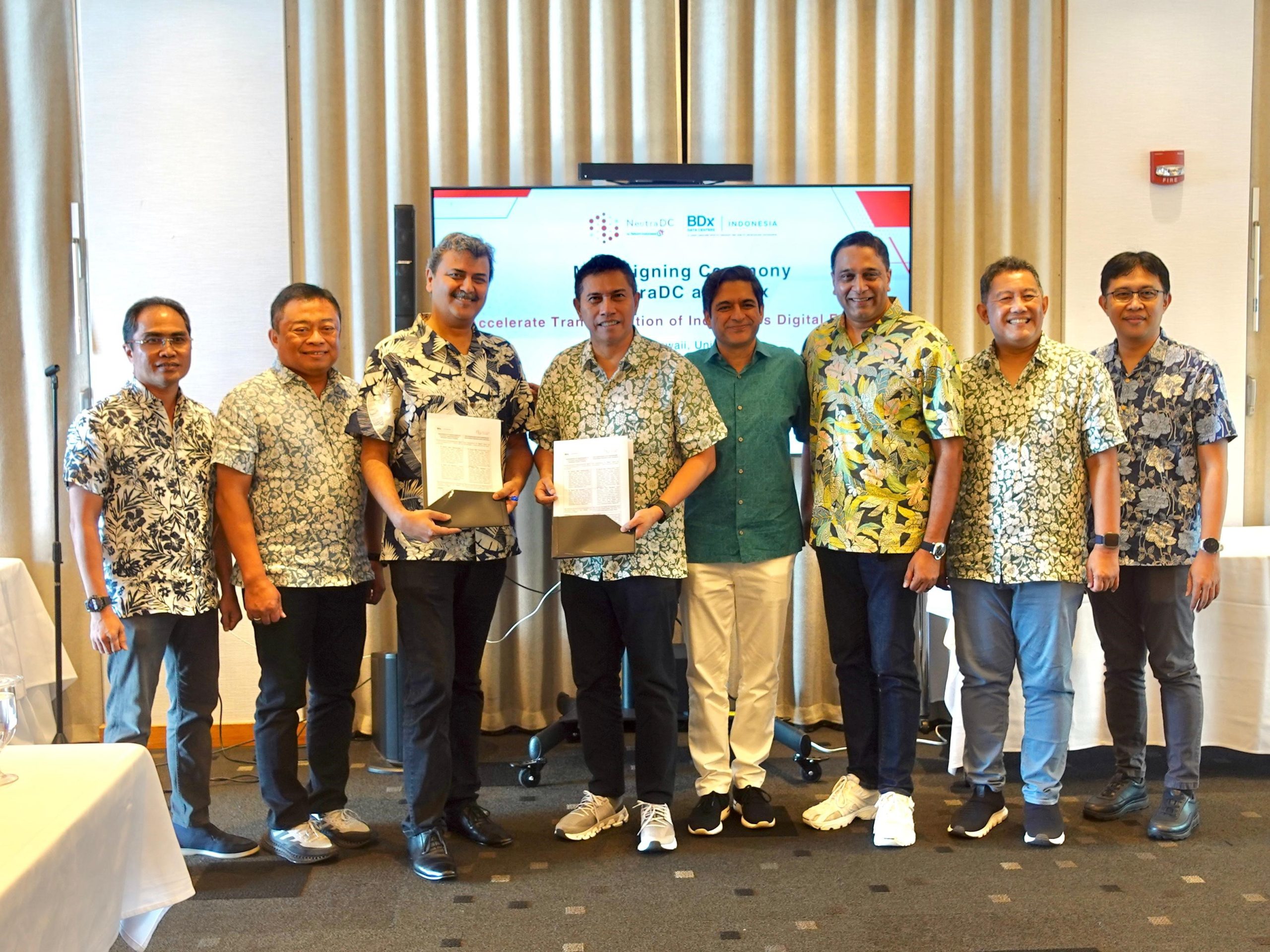 Direktur Utama Telkom Indonesia, Ririek Adriansyah (kedua dari kiri) bersama President Director and CEO Indosat Ooredoo Hutchison, Vikram Sinha (ketiga dari kanan), menyaksikan momen penandatanganan Nota Kesepahaman (MoU) antara anak perusahaan Telkom Indonesia, NeutraDC, dan joint venture dari BDx Data Centers (BDx), Indosat Ooredoo Hutchison, dan Lintasarta, BDx Indonesia terkait kemitraan strategis untuk memperkuat infrastruktur digital melalui ekosistem Internet Exchange (IX) di Pacific Telecommunications Council (PTC) 2024, di Honolulu, Hawaii, AS, pada Minggu (21/01).