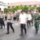 Walikota Bitung Ir Maurits Mantiri MM saat pemeriksaan pasukan pengamanan TPS Kota Bitung. (Foto: Istimewa)