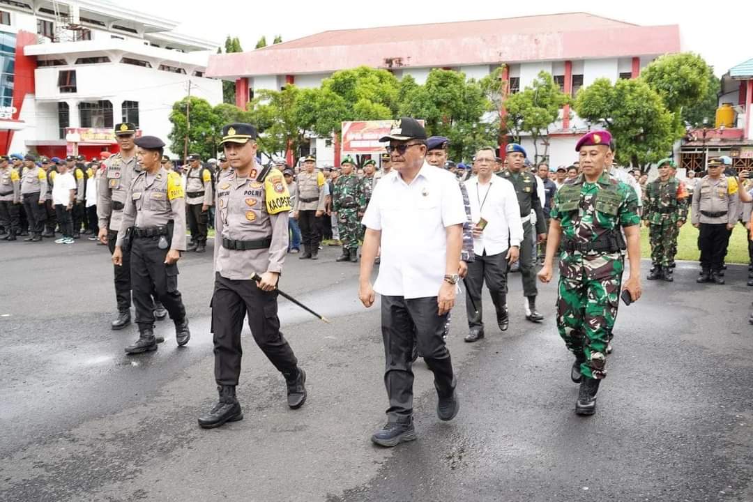 Walikota Bitung Ir Maurits Mantiri MM saat pemeriksaan pasukan pengamanan TPS Kota Bitung. (Foto: Istimewa)