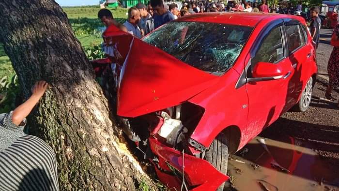 Mobil yang menghantam pohon di pinggiran jalan setelah bertabrakan dengan pengendara motor (Dokumentasi: Ist)
