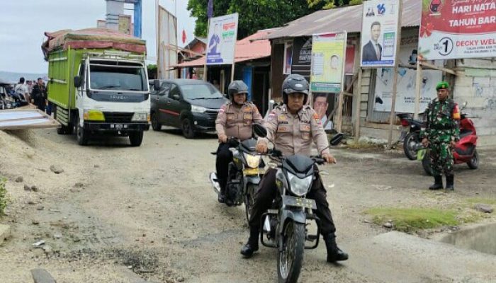 Personel Polsek Kabaruan Polres Kepulauan Talaud Kawal Pengiriman Logistik Pemilu 2024