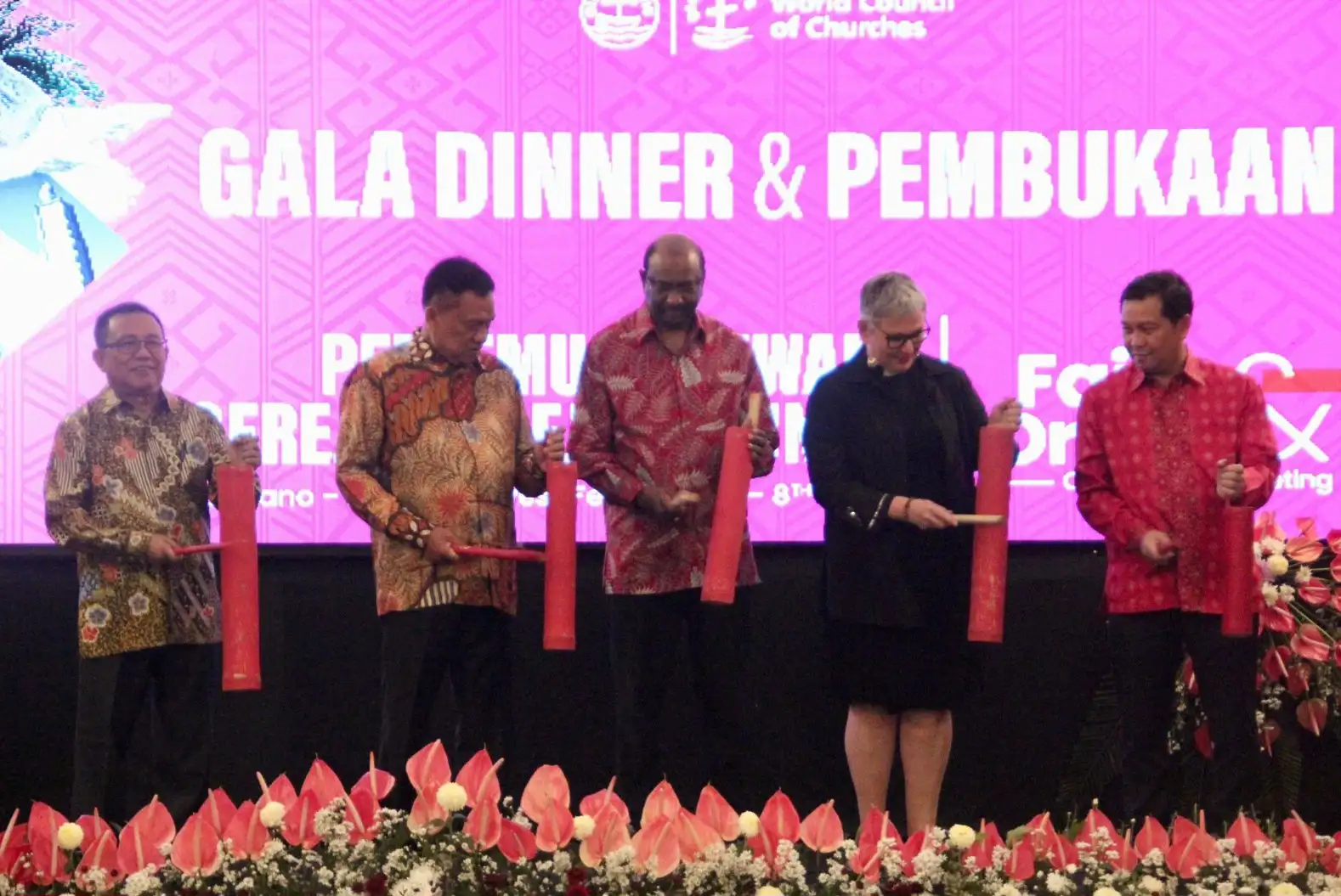 Pembukaan Pertemuan Dewan Gereja Sedunia (WCC) pada Opening Ceremonial Faith & Order Commission Meeting di Yama Resort Tondano, Kabupaten Minahasa, Provinsi Sulawesi Utara.