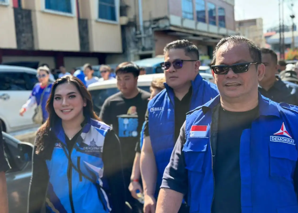 Flavina Maria Olivia Lasut S.PAR, M.PAR saat jalan sehat bersama pengurus Partai Demokrat Sulut. Ketua DPD Partai Demokrat Sulut, Elly Lasut dan Sekertaris DPD Partai Demokrat Sulut, Billy Lombok.