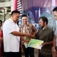 Gubernur Provinsi Sulawesi Utara, Olly Dondokambey secara simbolik menyerahkan BPJS Ketenagakerjaan kepada pegawai gereja. Istimewa