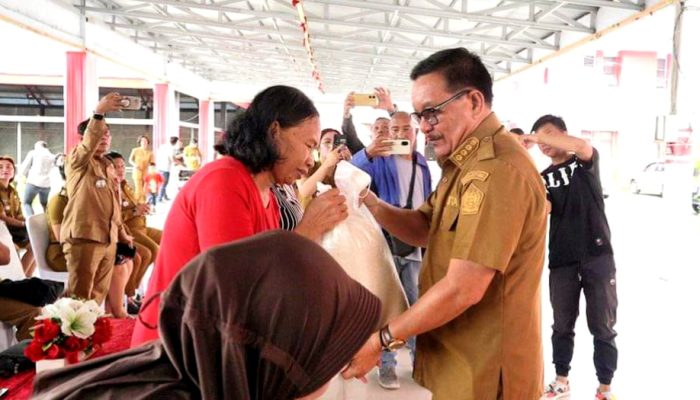Pemkot Bitung Salurkan Bantuan Pangan Kepada 12.221 Kepala Keluarga