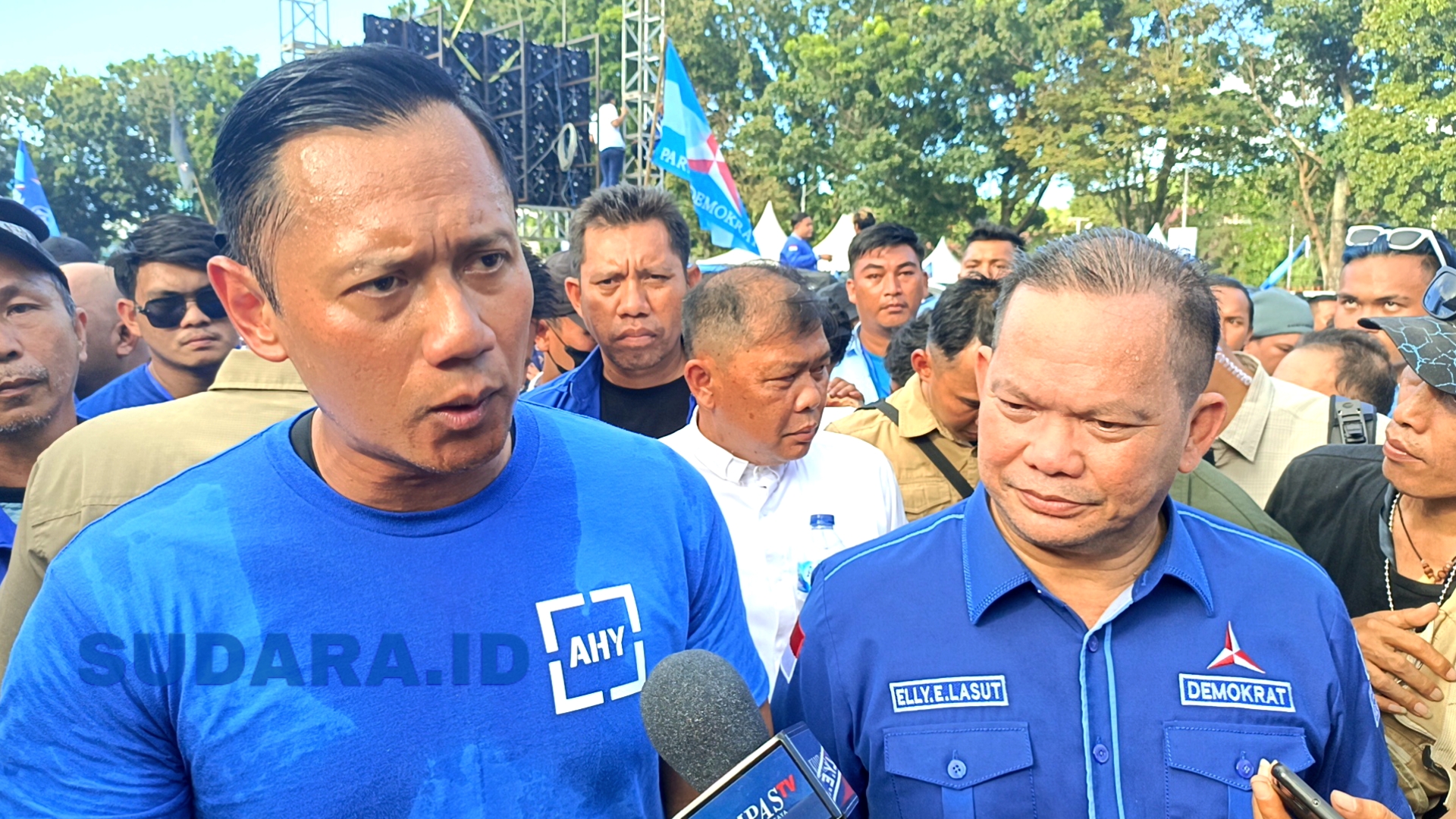 Ketua Umum Partai Demokrat Agus Harimurti Yudhoyono (AHY) saat diwawancarai didampingi Ketua Partai Demokrat Sulut, Elly Lasut di Kampanye Akbar Partai Demokrat Sulut yang digelar di lapangan KONI, Kota Manado, Sabtu (3/2/2024).