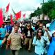 Konvoi jalan kaki massa Partai Gerindra Kota Manado menuju Lapangan KONI, Senin (5/2/2024). (Foto: Andre Mawey)