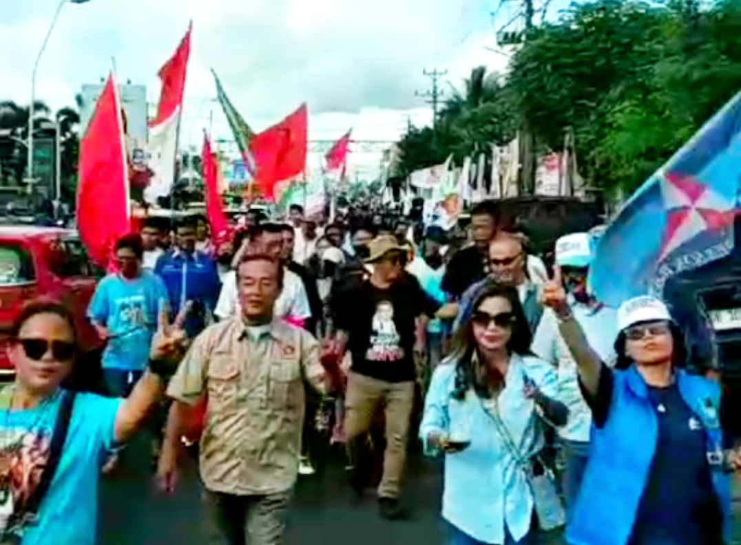 Konvoi jalan kaki massa Partai Gerindra Kota Manado menuju Lapangan KONI, Senin (5/2/2024). (Foto: Andre Mawey)