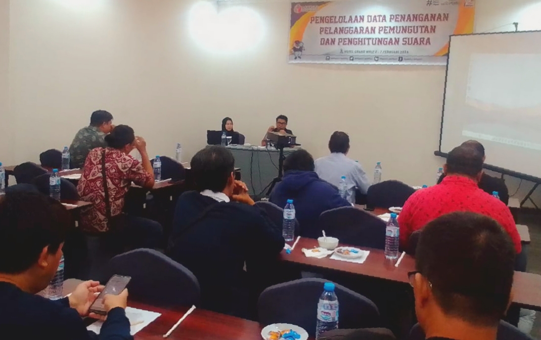 Bawaslu Manado memperlengkapi para jurnalis sebagai pengawas partisipatif pemilu, untuk memahami proses pemungutan dang penghitungan suara pemilu. (Foto: SiL)