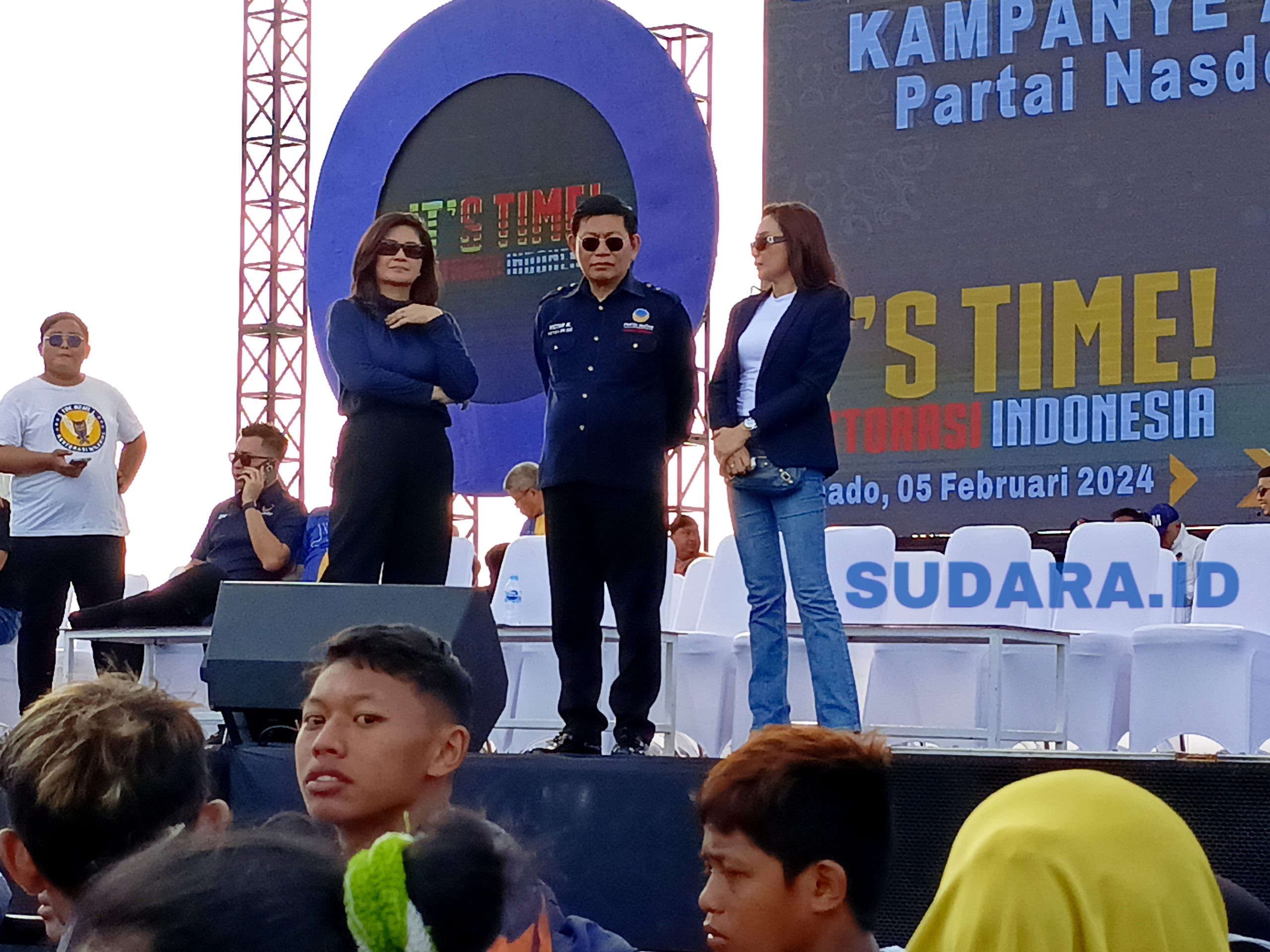 Ketua DPW Nasdem Sulut Victor Mailangkay bersama Caleg DPR RI Felly Estelita Runtuwene (FER) saat kampanye akbar partai Nasdem Sulut di Area Pohon Kasih Kawasan Megamas Kota Manado, Senin (5/2/2024). (Foto: Ridho L Tobing)