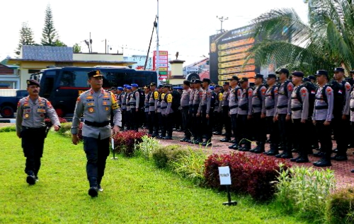 Kapolda Sulut Irjen Pol Yudhiawan saat gelar apel pergeseran pasukan Polda Sumut BKO Polres/ta jajaran dalam rangka pengamanan tahapan pemungutan dan penghitungan suara pemilu 2024. (Foto: Istimewa)