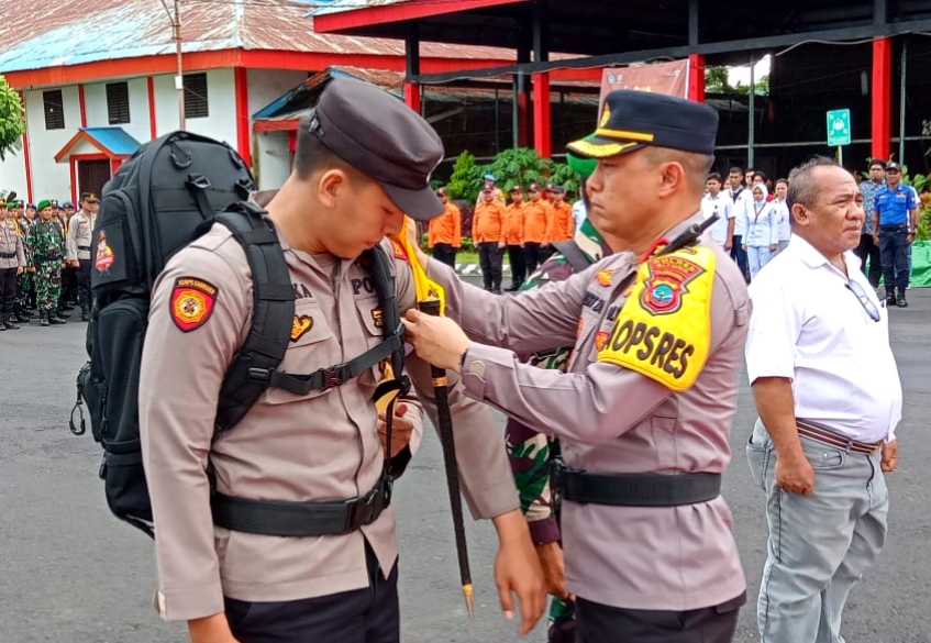 Kapolres Bitung AKBP Albert Zai saat apel pergeseran pasukan (Serpas) Pengamanan TPS (Pam TPS) Kota Bitung di Lapangan Kantor Walikota Bitung, Minggu (11/2/2024) (Foto: Istimewa)
