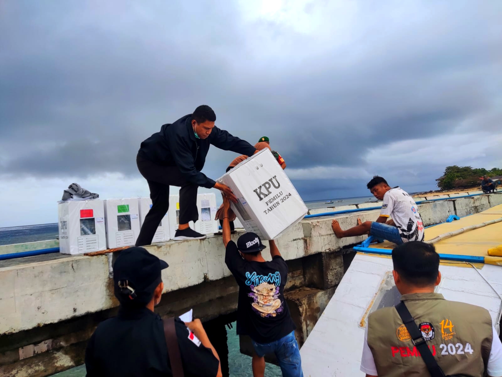 Pendistribusian Logistik pemilu ke Bunaken Kepulauan Kota Manado dengan latar belakang cuaca berselimutkan gumpalan awan hitam. Minggu (11/2/2024). (Foto: Istimewa)