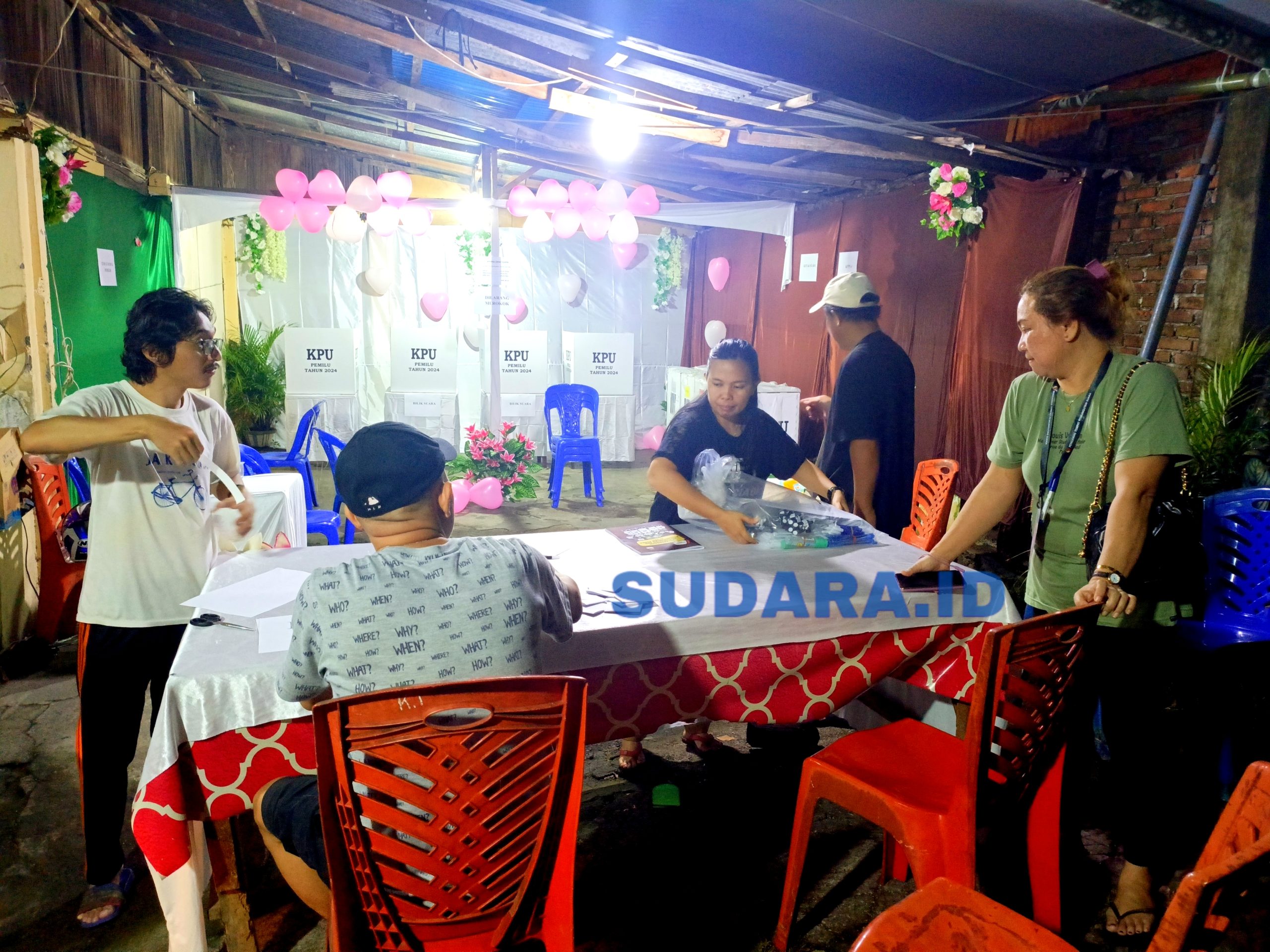 Suasana persiapan TPS 2 lingkungan I Kelurahan Karombasan Utara Kecamatan Wanea Kota Manado pada H-1 pemungutan suara, Selasa (13/2/2024).