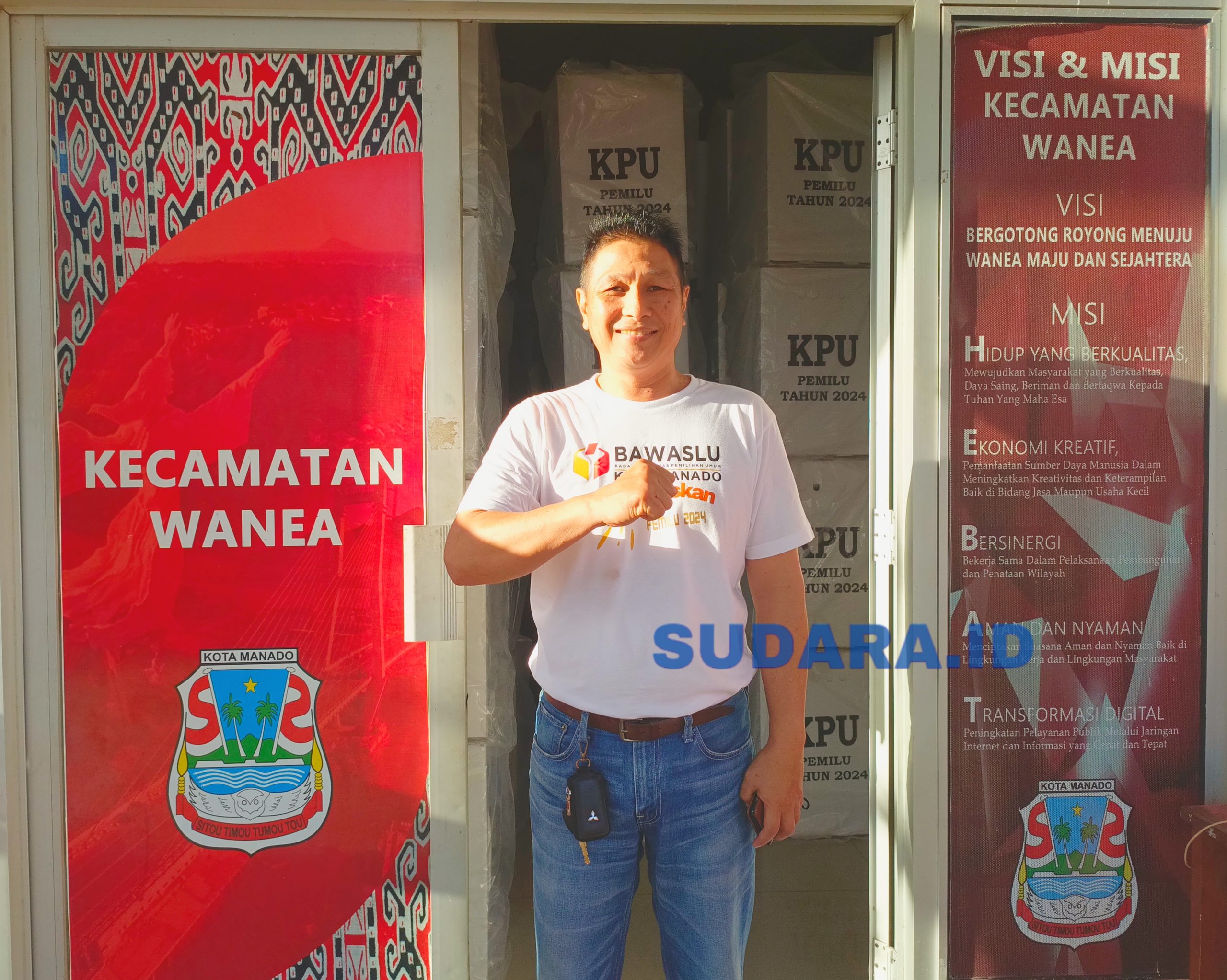 Rommy Korompis, Divisi Hukum, Pencegahan Partisipasi Masyarakat dan Hubungan Masyarakat Panwascam Kecamatan Wanea dengan latar belakang Kotak Suara se-Kecamatan Wanea di Kantor Camat Wanea, Sabtu (17/2/2024).