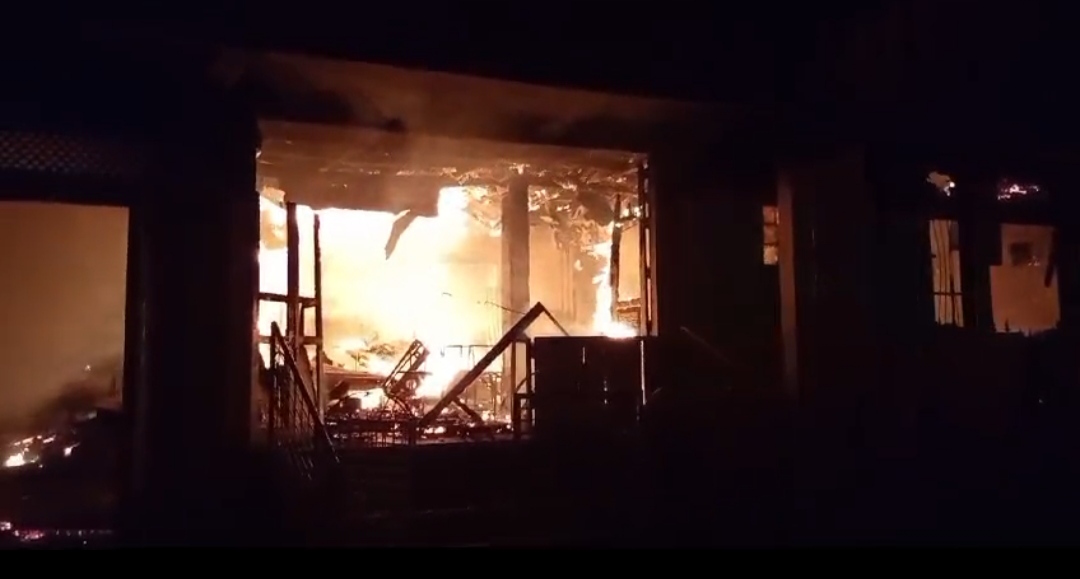 Rumah yang di terbakar di Kelurahan Lawangirung (Dok: Istimewah)