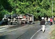 Truck Bawa 23 Ton Cor Beton Hantam Truck Muat Biji Kelapa Usai Terbalik di Desa Munte