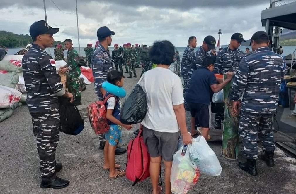 Evakuasi Warga Tagulandang terdampak Erupsi Gunung Ruang Kabupaten Sitaro, Sulawesi Utara ke KRI Kakap-811. (Foto: Puspen TNI)